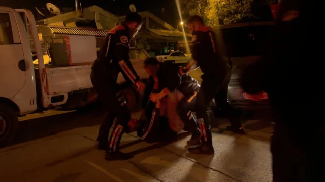 Motosikletinin çalındığını iddia eden alkollü şahıs, yoldan geçen otomobili polis aracı sanıp saldırdı