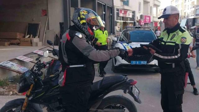 Mut’ta polis ekipleri kural tanımayan sürücülere göz açtırmıyor