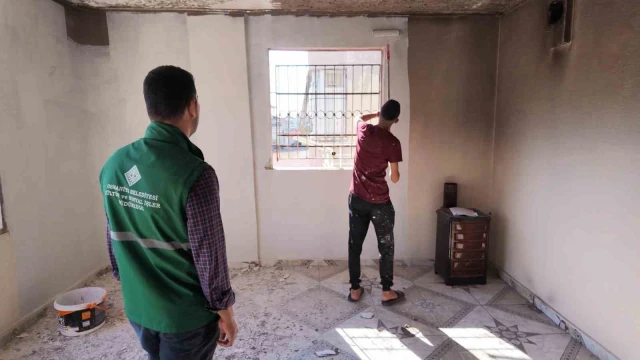 Osmaniye Belediyesi’nden yangında hasar gören eve tadilat desteği