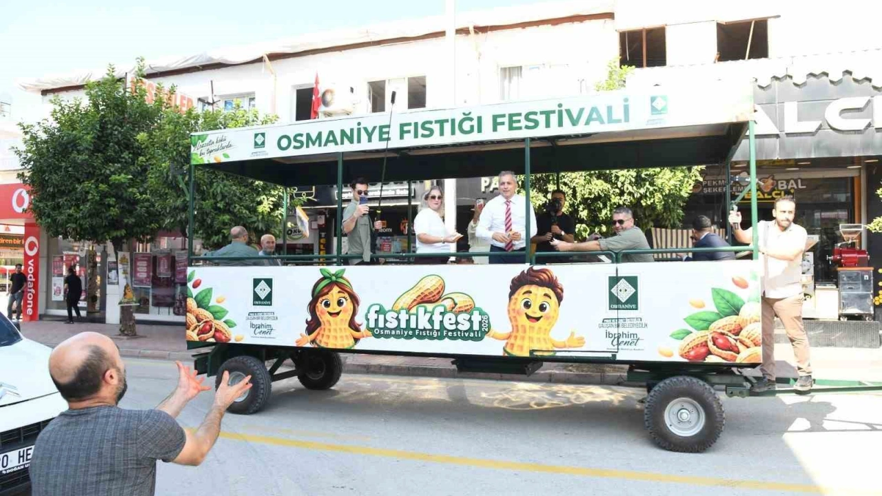 Osmaniye’de festival öncesi Başkan Çenet çiftçilerle fıstık hasadı yaptı