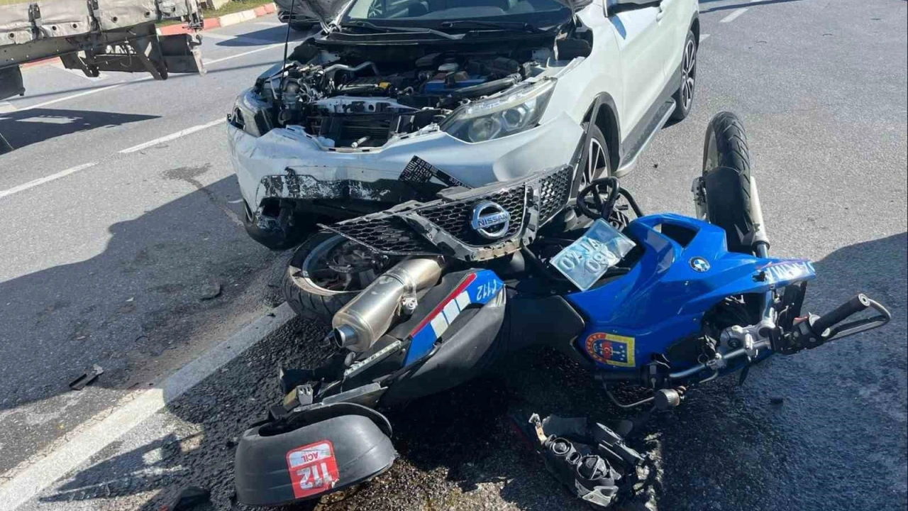 Otomobil jandarma motosikletine çarptı, uzman çavuş yaralandı