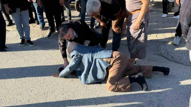 Otomobilin çarptığı yaşlı adama ilk müdahale yoldan geçen doktor belediye başkanından geldi