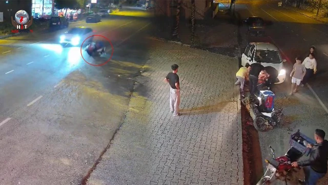 Otomobille çarpışan motosikletli metrelerce sürüklendi — Fotoğraf 2