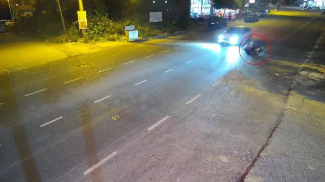 Otomobille çarpışan motosikletli metrelerce sürüklendi