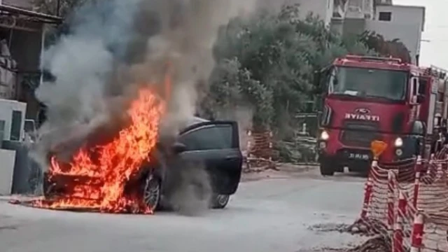Park halindeki otomobil alev alev yandı