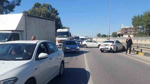 Serik’te 3 araçlı zincirleme kaza