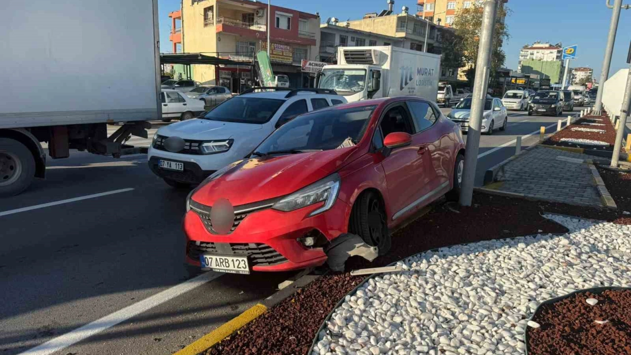 Serik’te iki otomobil çarpıştı: 1 yaralı
