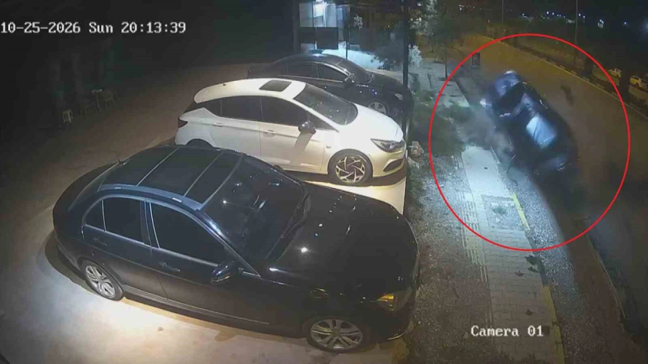 Seyir halindeki otomobil, park halindeki araca ok gibi saplandı