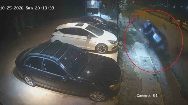 Seyir halindeki otomobil, park halindeki araca ok gibi saplandı