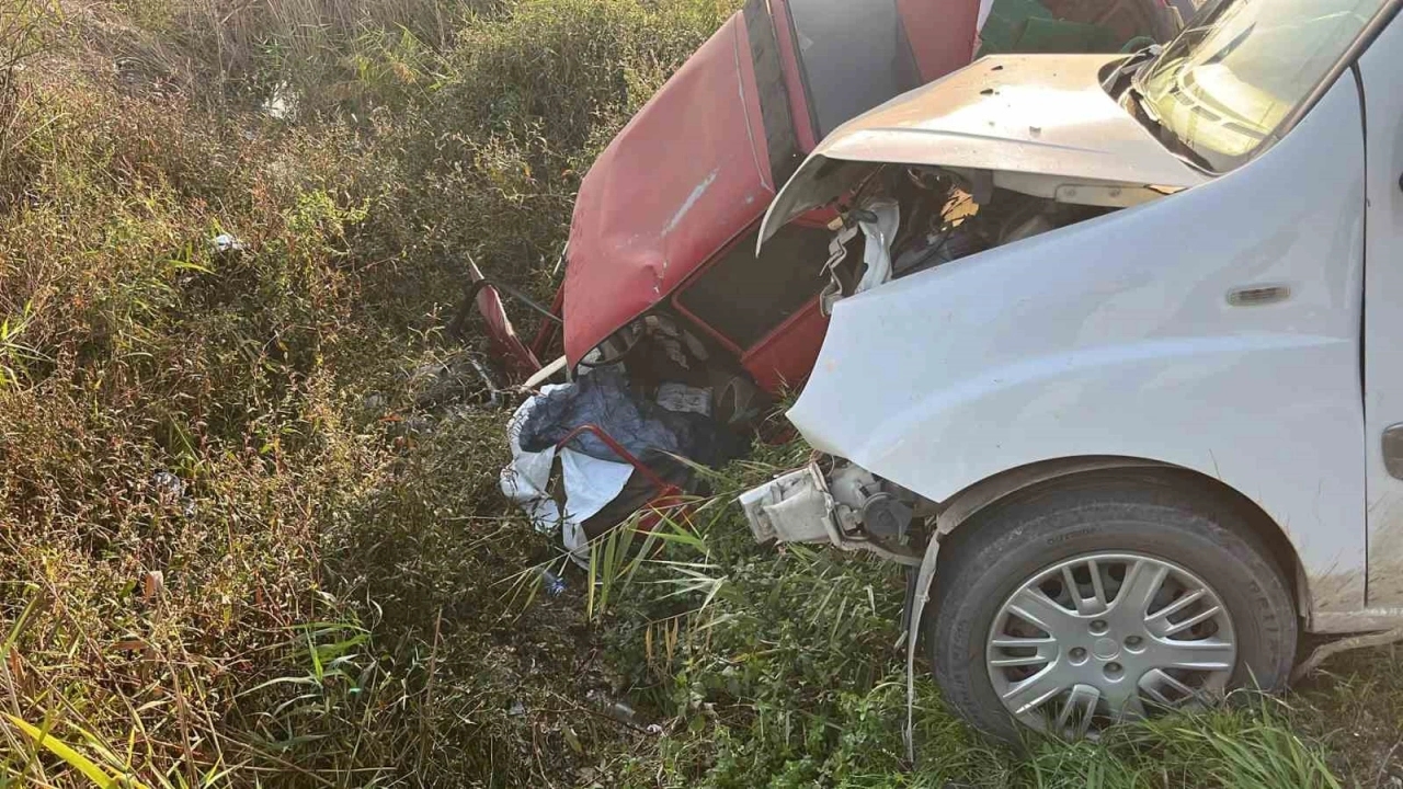 Tarsus’ta otomobil ile hafif ticari araç çarpıştı: 1 ölü
