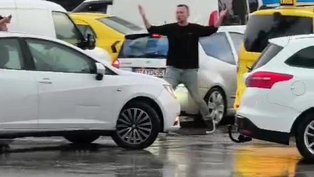 Trafik kilitlendi, sıkışan trafiği açmak için vatandaşlar devreye girdi