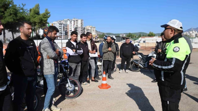 Trafik polisinden motokuryelere uyarı: "Paket yetiştirmek için canınızı tehlikeye atmayın"