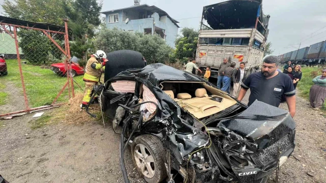 Trenin çarptığı otomobildeki 2 kişi yaralandı