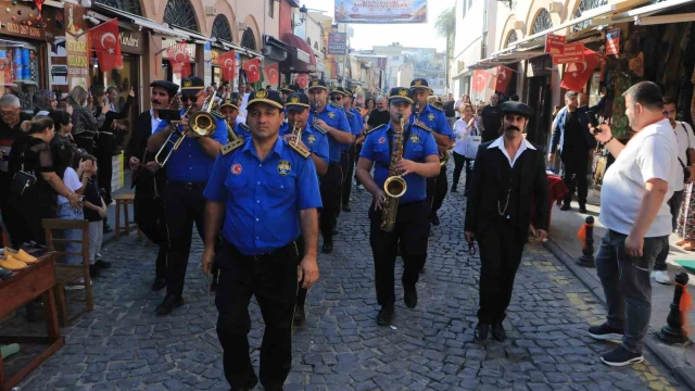 Turistler, tarihi caddede gönüllerince eğlendi