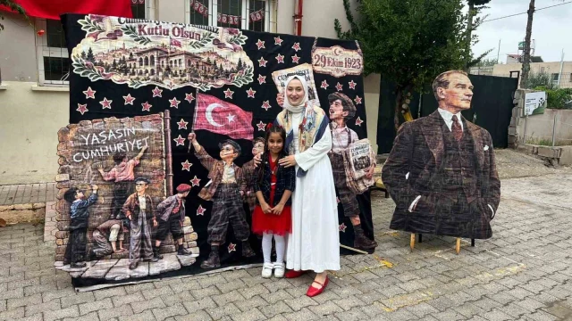 Yağmura aldırış etmeden Atasına şemsiye tutan küçük kızın davranışı yürekleri ısıttı