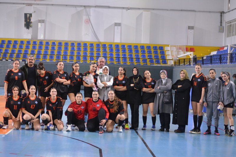 BAŞKAN ZEYNEP SOYLU'DAN HENTBOLCU KIZLARA ÇİÇEK 