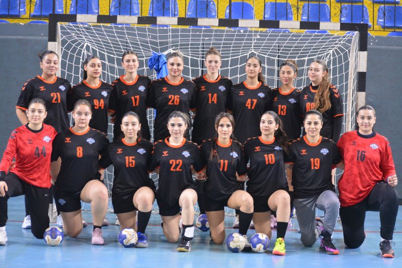 BAŞKAN ZEYNEP SOYLU'DAN HENTBOLCU KIZLARA ÇİÇEK 