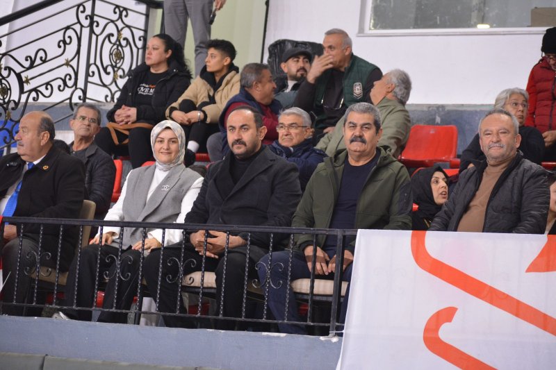 BAŞKAN ZEYNEP SOYLU'DAN HENTBOLCU KIZLARA ÇİÇEK 