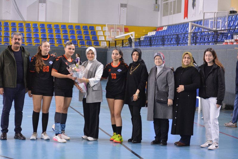 BAŞKAN ZEYNEP SOYLU'DAN HENTBOLCU KIZLARA ÇİÇEK 