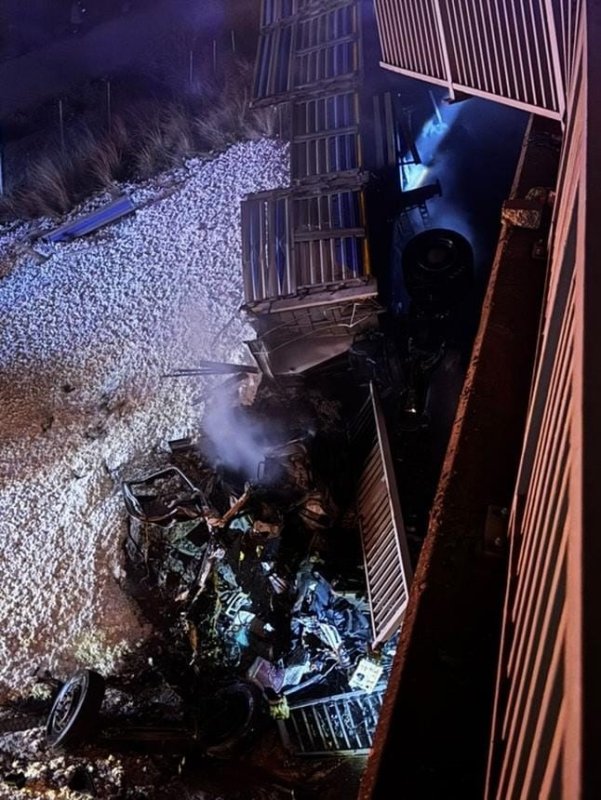 Köprüden uçan tırın sürücüsü yanarak can verdi