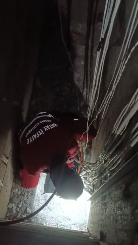 Havalandırma boşluğuna düşen kedinin itfaiye tarafından kurtarıldığı anlar kamerada (Fotoğraflı) Esma Kural HATAY (İHA) - Hatay'ın Dörtyol ilçesinde havalandırma boşluğuna düşen kedinin itfaiye ekipleri tarafından kurtarıldığı anlar kameraya yansıdı. Dörtyol ilçesi Numune Evler Mahallesi'nde bir apartmanın havalandırma boşluğuna kedi düştü. Havalandırma boşluğuna düşen kedinin miyavlamasını duyan vatandaşlar, durumu 112 Acil Çağrı Merkezi'ne bildirdi. İhbar üzerine olay yerine itfaiye ekipleri sevk edildi. Kısa sürede bölgeye gelen itfaiye ekipleri, havalandırma boşluğuna inerek kediyi kurtardı. Ekiplerin kediyi kurtarma anları saniye saniye kameraya yansıdı. Havalandırma boşluğundan kurtarılan kedi, doğal yaşam alanına bırakıldı.