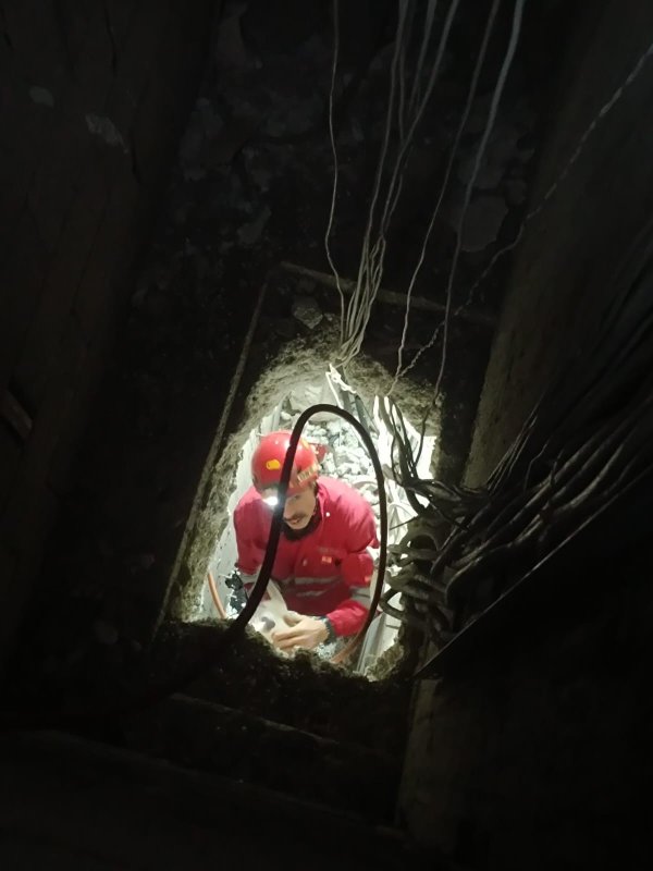 Havalandırma boşluğuna düşen kedinin itfaiye tarafından kurtarıldığı anlar kamerada (Fotoğraflı) Esma Kural HATAY (İHA) - Hatay'ın Dörtyol ilçesinde havalandırma boşluğuna düşen kedinin itfaiye ekipleri tarafından kurtarıldığı anlar kameraya yansıdı. Dörtyol ilçesi Numune Evler Mahallesi'nde bir apartmanın havalandırma boşluğuna kedi düştü. Havalandırma boşluğuna düşen kedinin miyavlamasını duyan vatandaşlar, durumu 112 Acil Çağrı Merkezi'ne bildirdi. İhbar üzerine olay yerine itfaiye ekipleri sevk edildi. Kısa sürede bölgeye gelen itfaiye ekipleri, havalandırma boşluğuna inerek kediyi kurtardı. Ekiplerin kediyi kurtarma anları saniye saniye kameraya yansıdı. Havalandırma boşluğundan kurtarılan kedi, doğal yaşam alanına bırakıldı.