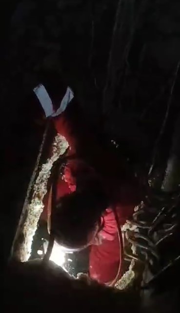 Havalandırma boşluğuna düşen kedinin itfaiye tarafından kurtarıldığı anlar kamerada (Fotoğraflı) Esma Kural HATAY (İHA) - Hatay'ın Dörtyol ilçesinde havalandırma boşluğuna düşen kedinin itfaiye ekipleri tarafından kurtarıldığı anlar kameraya yansıdı. Dörtyol ilçesi Numune Evler Mahallesi'nde bir apartmanın havalandırma boşluğuna kedi düştü. Havalandırma boşluğuna düşen kedinin miyavlamasını duyan vatandaşlar, durumu 112 Acil Çağrı Merkezi'ne bildirdi. İhbar üzerine olay yerine itfaiye ekipleri sevk edildi. Kısa sürede bölgeye gelen itfaiye ekipleri, havalandırma boşluğuna inerek kediyi kurtardı. Ekiplerin kediyi kurtarma anları saniye saniye kameraya yansıdı. Havalandırma boşluğundan kurtarılan kedi, doğal yaşam alanına bırakıldı.