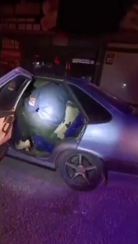 Göçmen kaçakçılarına operasyon: 18 şahıs tutuklandı, 59 göçmen yakalandı (Fotoğraflı) Sancar Alp Fırat HATAY (İHA) - Hatay'da göçmen kaçakçılığı yapan 18 şahıs, polis ekipleri tarafından yakalanarak tutuklandı. Ekiplerin çalışmalarında geçerli oturma izni olmadığı anlaşılan 59 göçmen yakalanarak sınır dışı edildi. Hatay'da emniyet güçlerinin göçmen kaçakçılığına yönelik çalışmaları aralıksız sürdürüyor. Hatay ve Yayladağı Cumhuriyet Başsavcılıkları koordinesinde Hatay İl Emniyet Müdürlüğü görevlilerince üç ay süren teknik ve fiziki takip ve çalışmaları neticesinde göçmen kaçakçılığı suçunu işledikleri tespit edilen 29 şüpheli, eşzamanlı operasyonla yakalanarak gözaltına alındı. Adli makamlara sevk edilen şahıslardan 18'i tutuklanarak cezaevine teslim edilirken diğer şahıslar ise adli kontrol şartıyla serbest bırakıldı. Ayrıca yapılan operasyonlar neticesinde ülkede geçerli oturma izni olmadığı anlaşılan 59 göçmen yakalanarak gerekli işlemler için İl Göç İdaresi Müdürlüğüne teslim edildi.