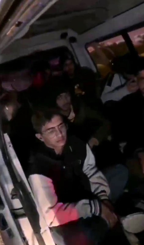 Göçmen kaçakçılarına operasyon: 18 şahıs tutuklandı, 59 göçmen yakalandı (Fotoğraflı) Sancar Alp Fırat HATAY (İHA) - Hatay'da göçmen kaçakçılığı yapan 18 şahıs, polis ekipleri tarafından yakalanarak tutuklandı. Ekiplerin çalışmalarında geçerli oturma izni olmadığı anlaşılan 59 göçmen yakalanarak sınır dışı edildi. Hatay'da emniyet güçlerinin göçmen kaçakçılığına yönelik çalışmaları aralıksız sürdürüyor. Hatay ve Yayladağı Cumhuriyet Başsavcılıkları koordinesinde Hatay İl Emniyet Müdürlüğü görevlilerince üç ay süren teknik ve fiziki takip ve çalışmaları neticesinde göçmen kaçakçılığı suçunu işledikleri tespit edilen 29 şüpheli, eşzamanlı operasyonla yakalanarak gözaltına alındı. Adli makamlara sevk edilen şahıslardan 18'i tutuklanarak cezaevine teslim edilirken diğer şahıslar ise adli kontrol şartıyla serbest bırakıldı. Ayrıca yapılan operasyonlar neticesinde ülkede geçerli oturma izni olmadığı anlaşılan 59 göçmen yakalanarak gerekli işlemler için İl Göç İdaresi Müdürlüğüne teslim edildi.