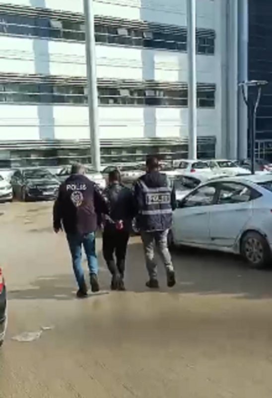 Hatay’da yakalama kararı ile aranan 9 şahıs tutuklandı (Fotoğraflı) Necati İvgin HATAY (İHA) - Hatay'da haklarında verilen kesinleşmiş hapis cezası ile aranan 9 şüpheli şahıs Antakya, İskenderun ve Defne ilçesinde polis ekipleri tarafından yakalandı. Şahıslar, sevk edildikleri adli makamlarca tutuklandılar. Hatay Emniyet Müdürlüğü tarafından aranan şahısların yakalanmasına yönelik çalışmalar sürdürülüyor. Çalışmalarda; dolandırıcılık suçundan 3 yıl 9 ay kesinleşmiş hapis cezasıyla aranan G.U., Hırsızlık suçundan 14 yıl 2 ay 28 gün kesinleşmiş hapis cezasıyla aranan G.C., Silahla yağma suçundan hakkında kesinleşmiş 5 yıl 5 ay 20 gün hapis cezası bulunan N.A., Silahla birden fazla kişi ile yağma suçundan 15 yıl hapis cezası bulunan A.U., silah ve mühimmatı bulundurma, satın alma, kabul etme suçundan 4 yıl 2 ay kesinleşmiş hapis cezası ile aranan F.Z., Evden hırsızlık olayının şüphelisi B.Ç.A. ile Kasten yaralama suçundan 3 ay 22 gün hapis cezası ile aranan S.B., Uyuşturucu ve uyarıcı madde ticareti yapma veya sağlam suçundan 11 yıl 7 ay 10 gün hapis cezası ile aranan G.A. ve Cinsel İstismar suçundan 6 yıl 8 ay Kesinleşmiş hapis cezası bulunan A.D. adlı 9 kişi yakalanarak gözaltına alındı. Şüpheliler, emniyetteki işlemlerin ardından sevk edildiği adli makamlarca tutuklanarak ceza evine gönderildi.