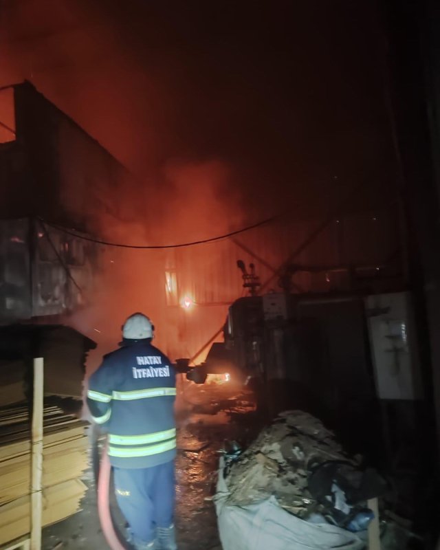 Kırıkhan’da PVC fabrikasında çıkan yangın söndürüldü