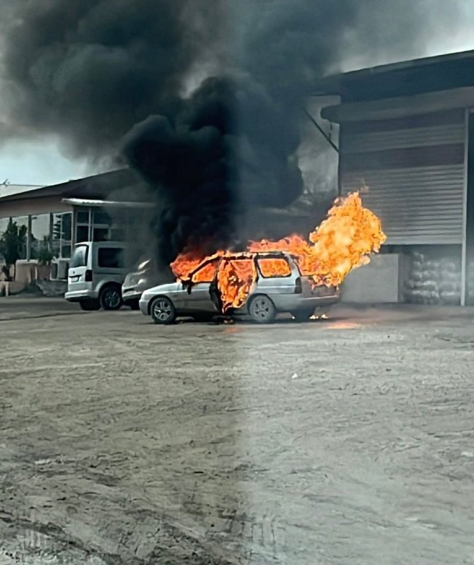 Hatay'da alev alan otomobil yanarak kullanılamaz hale geldi (Fotoğraflı) Sancar Alp Fırat HATAY (İHA) - Hatay'ın Antakya ilçesinde motor kısmı yanmaya başlayan otomobil, alevlere teslim olarak kullanılmaz hale geldi. Yangın, Antakya ilçesi Kuzeytepe Mahallesi'nde yaşandı. Seyir halinde olan otomobilin motor kısmı alev aldı. Otomobilin yandığını gören vatandaşlar durumu 112 Acil Çağrı Merkezi'ne bildirildi. İhbar üzerine olay yerine itfaiye ekipleri sevk edildi. Kısa sürede bölgeye gelen itfaiye ekipleri, yangına müdahale ederek söndürdü. Çıkan yangından dolayı otomobil kullanılamaz hale geldi.
