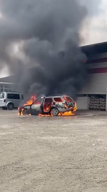 Hatay'da alev alan otomobil yanarak kullanılamaz hale geldi (Fotoğraflı) Sancar Alp Fırat HATAY (İHA) - Hatay'ın Antakya ilçesinde motor kısmı yanmaya başlayan otomobil, alevlere teslim olarak kullanılmaz hale geldi. Yangın, Antakya ilçesi Kuzeytepe Mahallesi'nde yaşandı. Seyir halinde olan otomobilin motor kısmı alev aldı. Otomobilin yandığını gören vatandaşlar durumu 112 Acil Çağrı Merkezi'ne bildirildi. İhbar üzerine olay yerine itfaiye ekipleri sevk edildi. Kısa sürede bölgeye gelen itfaiye ekipleri, yangına müdahale ederek söndürdü. Çıkan yangından dolayı otomobil kullanılamaz hale geldi.