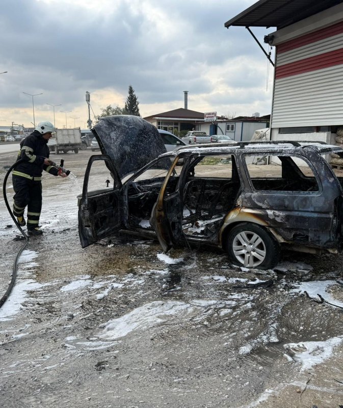 Hatay'da alev alan otomobil yanarak kullanılamaz hale geldi (Fotoğraflı) Sancar Alp Fırat HATAY (İHA) - Hatay'ın Antakya ilçesinde motor kısmı yanmaya başlayan otomobil, alevlere teslim olarak kullanılmaz hale geldi. Yangın, Antakya ilçesi Kuzeytepe Mahallesi'nde yaşandı. Seyir halinde olan otomobilin motor kısmı alev aldı. Otomobilin yandığını gören vatandaşlar durumu 112 Acil Çağrı Merkezi'ne bildirildi. İhbar üzerine olay yerine itfaiye ekipleri sevk edildi. Kısa sürede bölgeye gelen itfaiye ekipleri, yangına müdahale ederek söndürdü. Çıkan yangından dolayı otomobil kullanılamaz hale geldi.