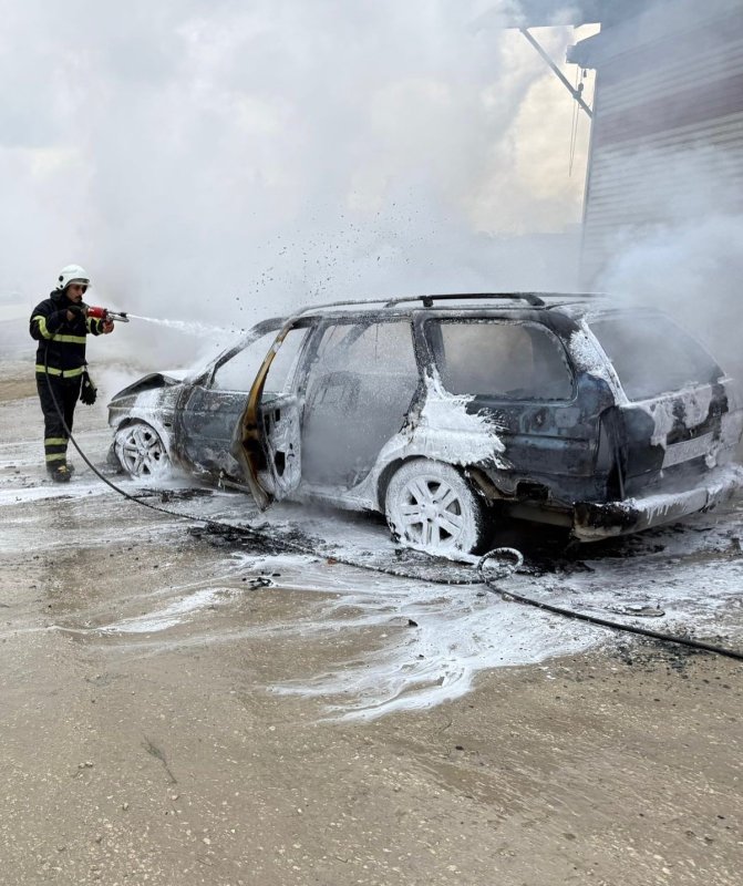 Hatay'da alev alan otomobil yanarak kullanılamaz hale geldi (Fotoğraflı) Sancar Alp Fırat HATAY (İHA) - Hatay'ın Antakya ilçesinde motor kısmı yanmaya başlayan otomobil, alevlere teslim olarak kullanılmaz hale geldi. Yangın, Antakya ilçesi Kuzeytepe Mahallesi'nde yaşandı. Seyir halinde olan otomobilin motor kısmı alev aldı. Otomobilin yandığını gören vatandaşlar durumu 112 Acil Çağrı Merkezi'ne bildirildi. İhbar üzerine olay yerine itfaiye ekipleri sevk edildi. Kısa sürede bölgeye gelen itfaiye ekipleri, yangına müdahale ederek söndürdü. Çıkan yangından dolayı otomobil kullanılamaz hale geldi.