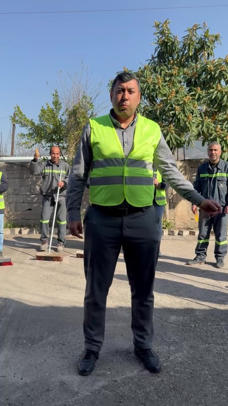 Temizlik işçileri ellerinde süpürgeleriyle sosyal medya akımına ayak uydurdu