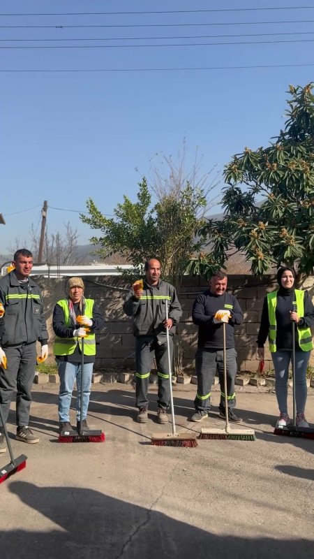 Temizlik işçileri ellerinde süpürgeleriyle sosyal medya akımına ayak uydurdu