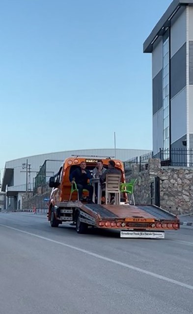 Can sıkıntısından çekici üzerine masa ve sandalye atarak şehir turuna çıkan 4 kafadarın o anları ilgi odağı oldu