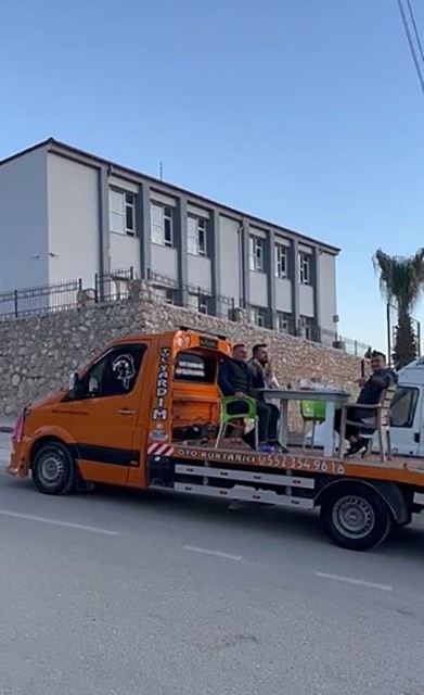 Can sıkıntısından çekici üzerine masa ve sandalye atarak şehir turuna çıkan 4 kafadarın o anları ilgi odağı oldu