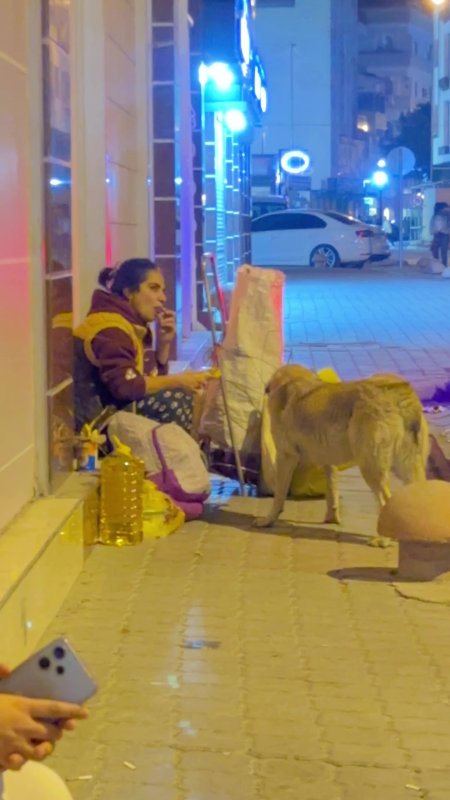 Yemeğini sokak köpeği ile paylaşan kadın yürekleri ısıttı