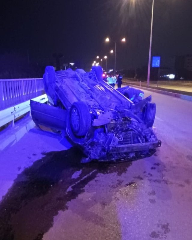 Ters dönen aracın sürücüsü yaralandı (Fotoğraflı) Sancar Alp Fırat HATAY (İHA) - Hatay'da takla atarak ters dönen aracın sürücüsü yaralandı. Kaza, Defne- Samandağ yolu Koçören Mahallesi mevkiinde yaşandı. Sürücüsünün direksiyon hakimiyetini kaybettiği otomobil, takla atarak ters döndü. İhbar üzerine bölgeye sağlık, itfaiye ve polis ekipleri sevk edildi. Araçta sıkışan yaralı sürücü itfaiye ekipleri tarafından kurtarılarak sağlık ekiplerine teslim etti. Yaralı sürücü olay yerindeki müdahalenin ardından hastaneye kaldırıldı. Polis ekipleri kazayla ilgili inceleme başlattı.