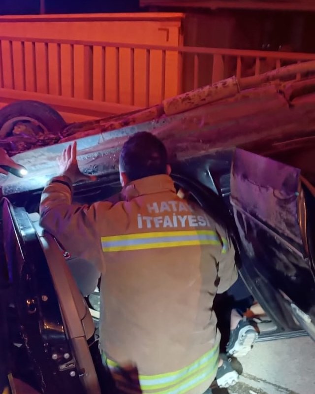 Ters dönen aracın sürücüsü yaralandı (Fotoğraflı) Sancar Alp Fırat HATAY (İHA) - Hatay'da takla atarak ters dönen aracın sürücüsü yaralandı. Kaza, Defne- Samandağ yolu Koçören Mahallesi mevkiinde yaşandı. Sürücüsünün direksiyon hakimiyetini kaybettiği otomobil, takla atarak ters döndü. İhbar üzerine bölgeye sağlık, itfaiye ve polis ekipleri sevk edildi. Araçta sıkışan yaralı sürücü itfaiye ekipleri tarafından kurtarılarak sağlık ekiplerine teslim etti. Yaralı sürücü olay yerindeki müdahalenin ardından hastaneye kaldırıldı. Polis ekipleri kazayla ilgili inceleme başlattı.