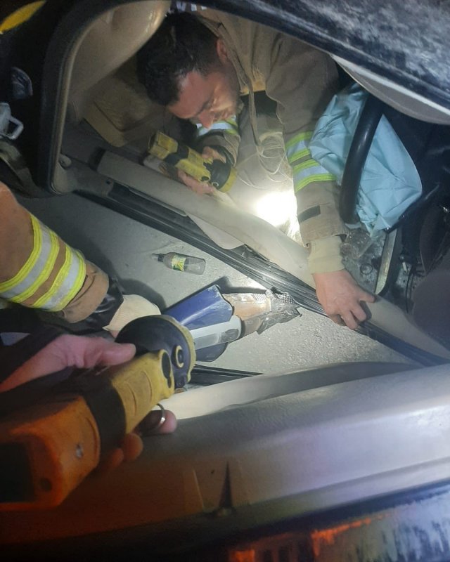 Ters dönen aracın sürücüsü yaralandı (Fotoğraflı) Sancar Alp Fırat HATAY (İHA) - Hatay'da takla atarak ters dönen aracın sürücüsü yaralandı. Kaza, Defne- Samandağ yolu Koçören Mahallesi mevkiinde yaşandı. Sürücüsünün direksiyon hakimiyetini kaybettiği otomobil, takla atarak ters döndü. İhbar üzerine bölgeye sağlık, itfaiye ve polis ekipleri sevk edildi. Araçta sıkışan yaralı sürücü itfaiye ekipleri tarafından kurtarılarak sağlık ekiplerine teslim etti. Yaralı sürücü olay yerindeki müdahalenin ardından hastaneye kaldırıldı. Polis ekipleri kazayla ilgili inceleme başlattı.