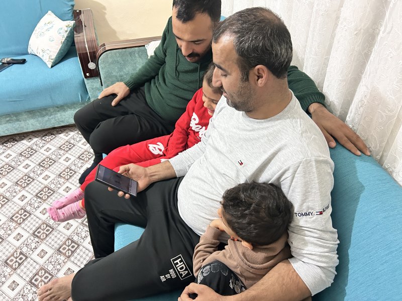 Balığa niyetle denize attığı oltasına martı takıldı, gülümseten anlar kamerada