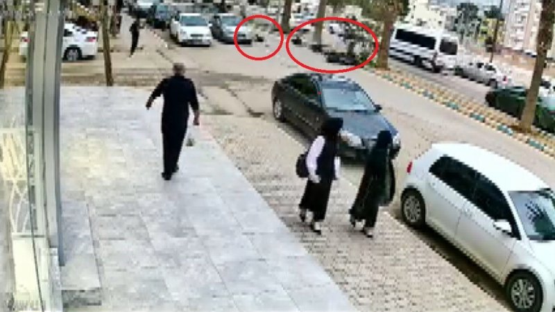 Motosiklet sürücüsü yayaya çarptı: O anlar kamerada