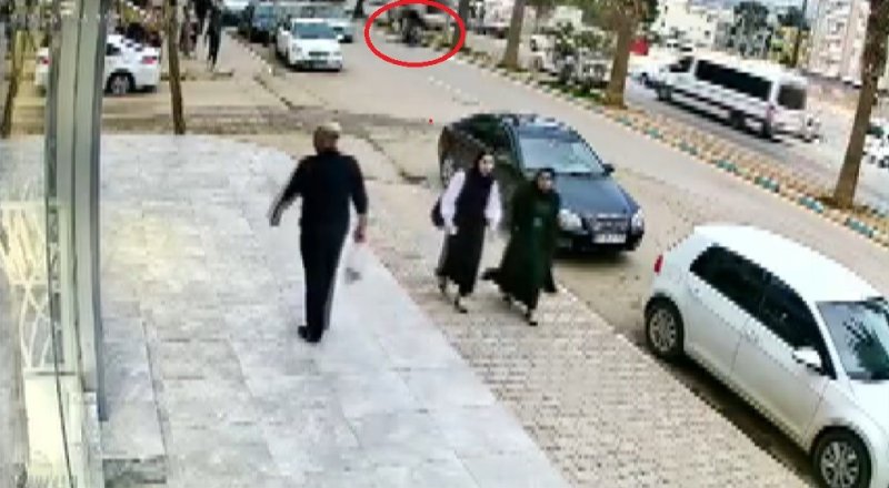 Motosiklet sürücüsü yayaya çarptı: O anlar kamerada