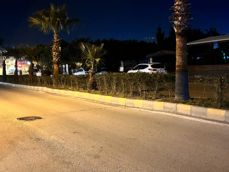 Motosiklet sürücüsü yayaya çarptı: O anlar kamerada