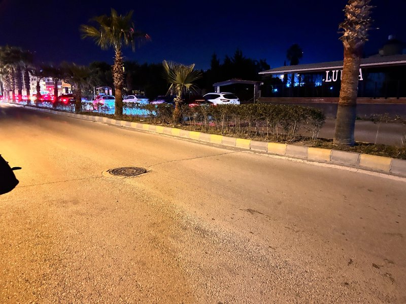 Motosiklet sürücüsü yayaya çarptı: O anlar kamerada