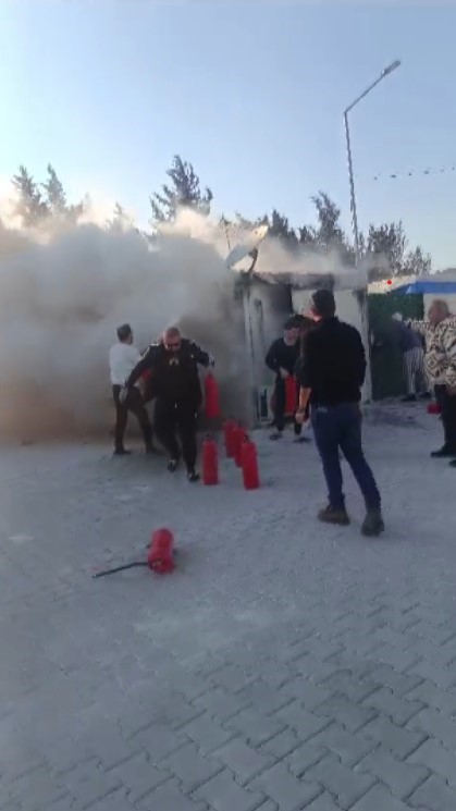 Depremzede ailenin konteyneri alevlere teslim oldu (Fotoğraflı) Sancar Alp Fırat HATAY (İHA) – Hatay’ın Samandağ ilçesinde çıkan yangında depremzede ailenin kaldığı konteyner yanarak kullanılamaz hale geldi. Yangın, Samandağ ilçesi Vakıfköy Mahallesi’nde yaşandı. Mahallede bulunan bir konteyner kentte depremzede ailenin kaldığı konteynerde yangın çıktı. Dumanların yükseldiği konteyner yangınına ilk müdahaleyi vatandaşlar yaptı. Vatandaşların durumu 112 Acil Çağrı Merkezi’ne bildirmesi üzerine olay yerine itfaiye ekipleri sevk edildi. İtfaiye ekiplerinin müdahalesiyle söndürülen yangında konteyner kullanılamaz hale geldi.