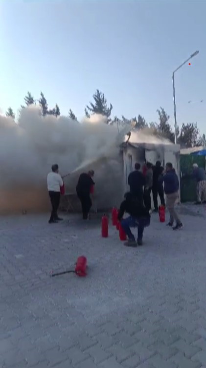 Depremzede ailenin konteyneri alevlere teslim oldu (Fotoğraflı) Sancar Alp Fırat HATAY (İHA) – Hatay’ın Samandağ ilçesinde çıkan yangında depremzede ailenin kaldığı konteyner yanarak kullanılamaz hale geldi. Yangın, Samandağ ilçesi Vakıfköy Mahallesi’nde yaşandı. Mahallede bulunan bir konteyner kentte depremzede ailenin kaldığı konteynerde yangın çıktı. Dumanların yükseldiği konteyner yangınına ilk müdahaleyi vatandaşlar yaptı. Vatandaşların durumu 112 Acil Çağrı Merkezi’ne bildirmesi üzerine olay yerine itfaiye ekipleri sevk edildi. İtfaiye ekiplerinin müdahalesiyle söndürülen yangında konteyner kullanılamaz hale geldi.
